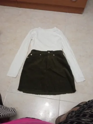 Conjunto falda y camiseta usada una vez .