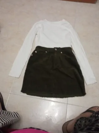 Conjunto falda y camiseta usada una vez .