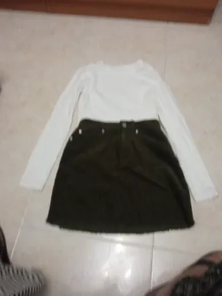 Conjunto falda y camiseta usada una vez .