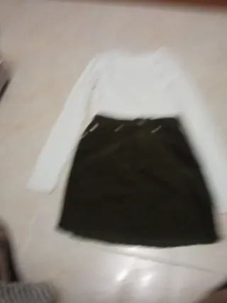 Conjunto falda y camiseta usada una vez .