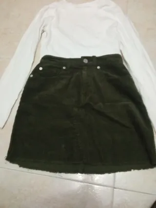 Conjunto falda y camiseta usada una vez .