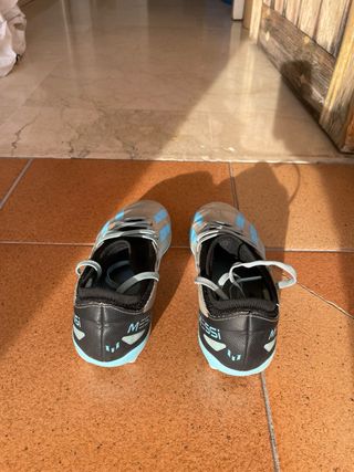 Botas Fútbol Adidas Messi Plata y Azul para niños