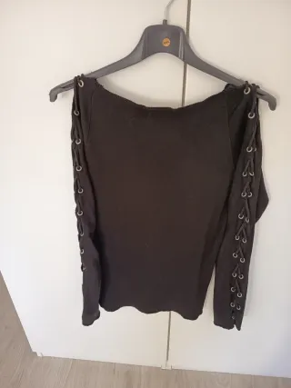 Camiseta negra manga larga con cordones