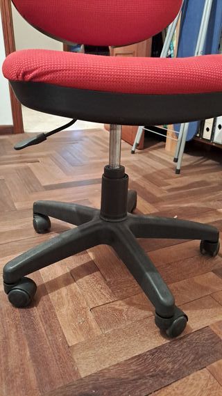 Silla de escritorio/oficina roja con ruedas