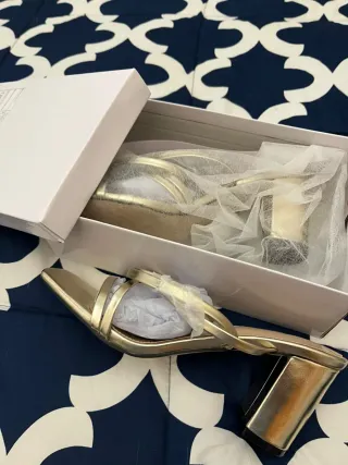 Sandalias doradas tacón