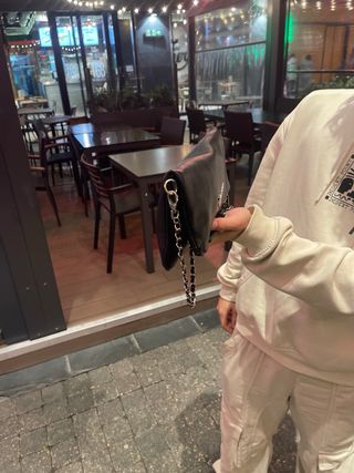 Bolso negro con cadena