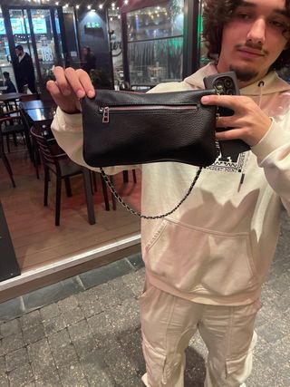 Bolso negro con cadena