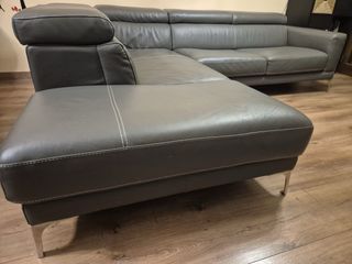 Divano angolare in pelle marrone con penisola