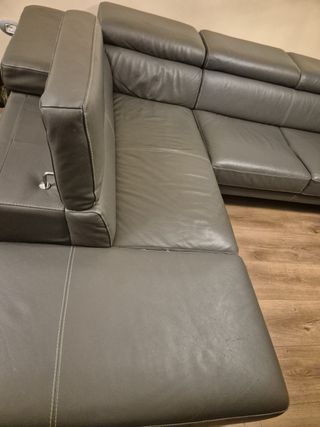 Divano angolare in pelle marrone con penisola