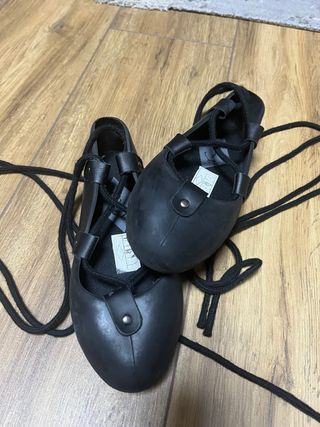Albarcas negras con cordones talla 34