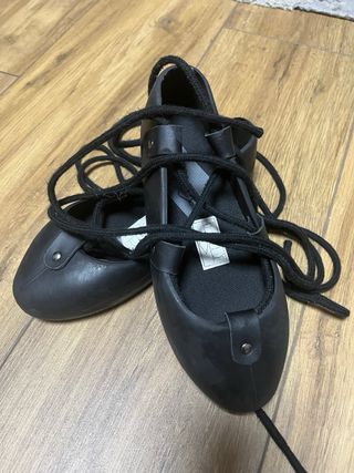 Albarcas negras con cordones talla 34