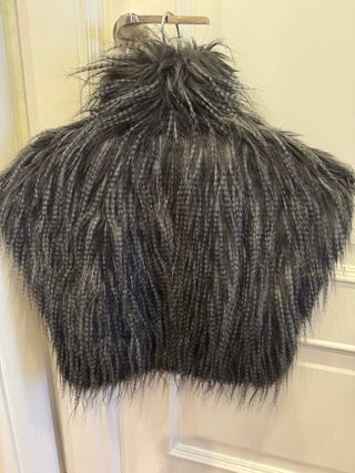 Chaleco crop pelo gris y negro