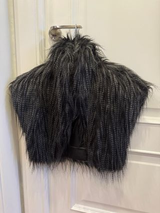 Chaleco crop pelo gris y negro