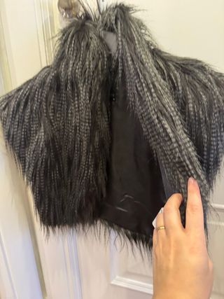 Chaleco crop pelo gris y negro