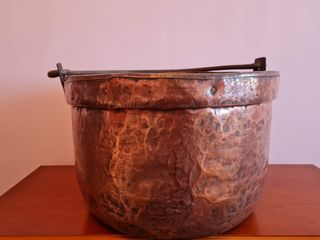 Antiguo caldero de cobre