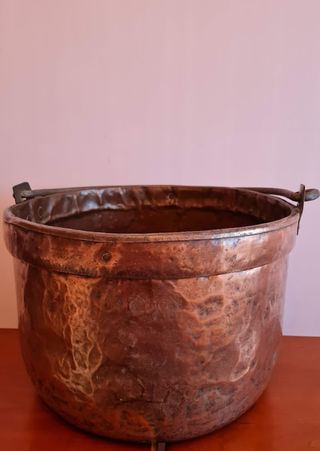 Antiguo caldero de cobre