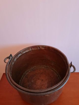 Antiguo caldero de cobre