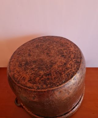 Antiguo caldero de cobre