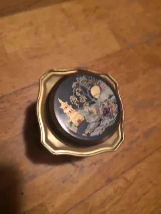 Caja de lata decorada estilo oriental 13x10x10cm