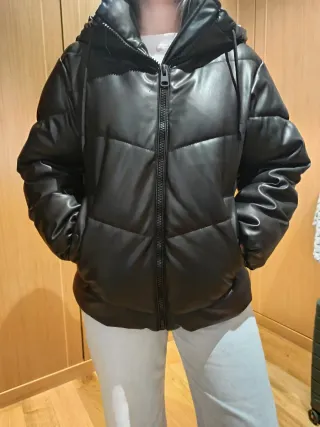 Cazadora Pull&Bear efecto piel negra T.M