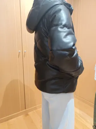 Cazadora Pull&Bear efecto piel negra T.M