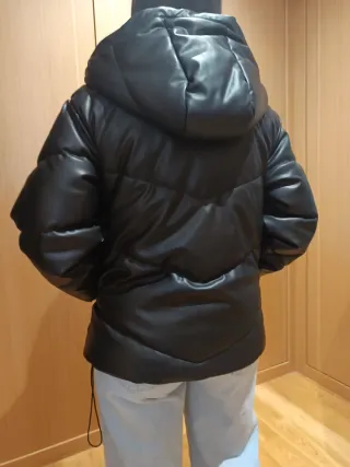 Cazadora Pull&Bear efecto piel negra T.M