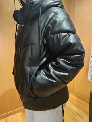 Cazadora Pull&Bear efecto piel negra T.M