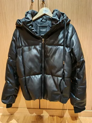 Cazadora Pull&Bear efecto piel negra T.M