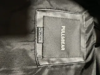 Cazadora Pull&Bear efecto piel negra T.M