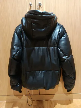 Cazadora Pull&Bear efecto piel negra T.M