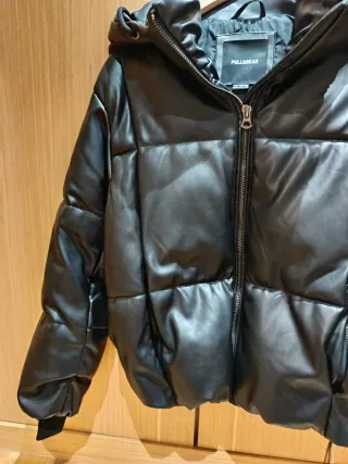 Cazadora Pull&Bear efecto piel negra T.M
