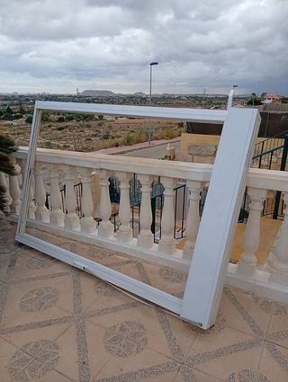 Puertas de madera y marco blanco