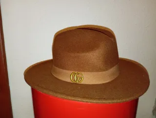 Sombrero con 'Double G' dorado