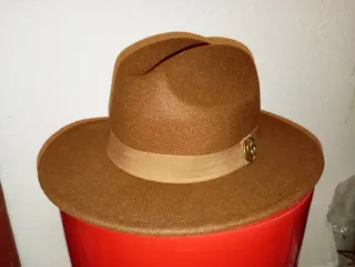 Sombrero con 'Double G' dorado