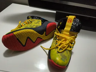 Zapatillas Baloncesto Amarillas Talla 32