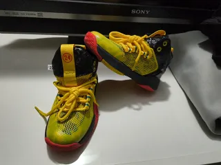 Zapatillas Baloncesto Amarillas Talla 32