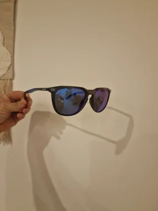 Gafas de sol Oakley negras y azules