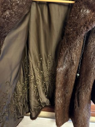 Abrigo de piel marrón.