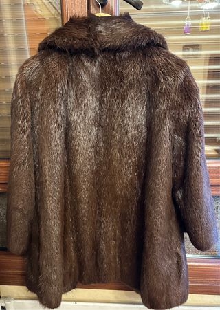 Abrigo de piel marrón.