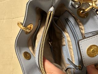 Bolso Michael Kors Azul con Detalles Dorados