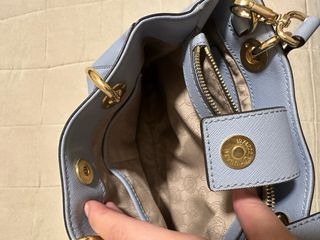 Bolso Michael Kors Azul con Detalles Dorados