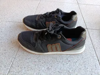 Zapatillas deportivas negras y verde oliva