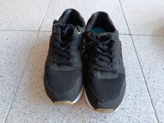 Zapatillas deportivas negras y verde oliva