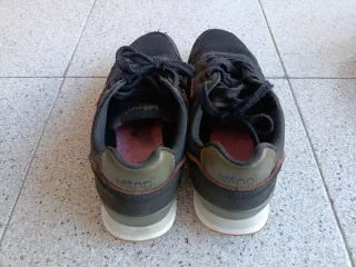 Zapatillas deportivas negras y verde oliva