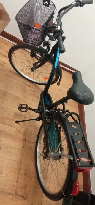 Bicicleta de paseo con cesta