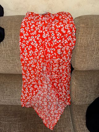 Falda floral roja y blanca