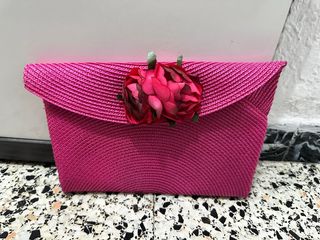 Bolso de mano rosa con flor