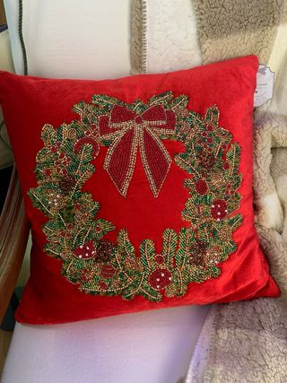 Cuscino Rosso con Ghirlanda Natalizia