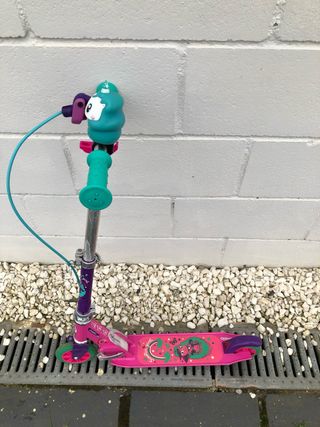 Patinete infantil rosa con diseño