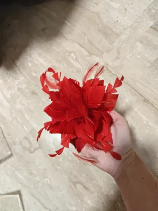 Tocado de plumas rojo